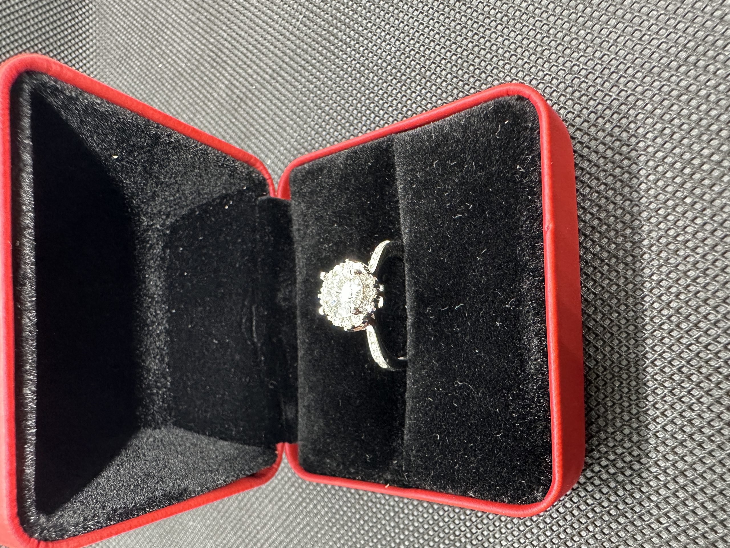 天然ダイヤモンド1.01ct Au750（ひいらぎのかんむり）